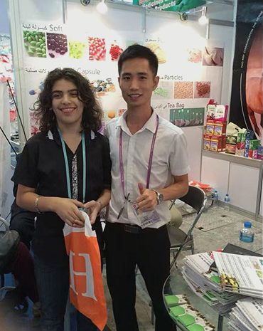 Yukang Medicine meeting an international supplement brand at a trade show